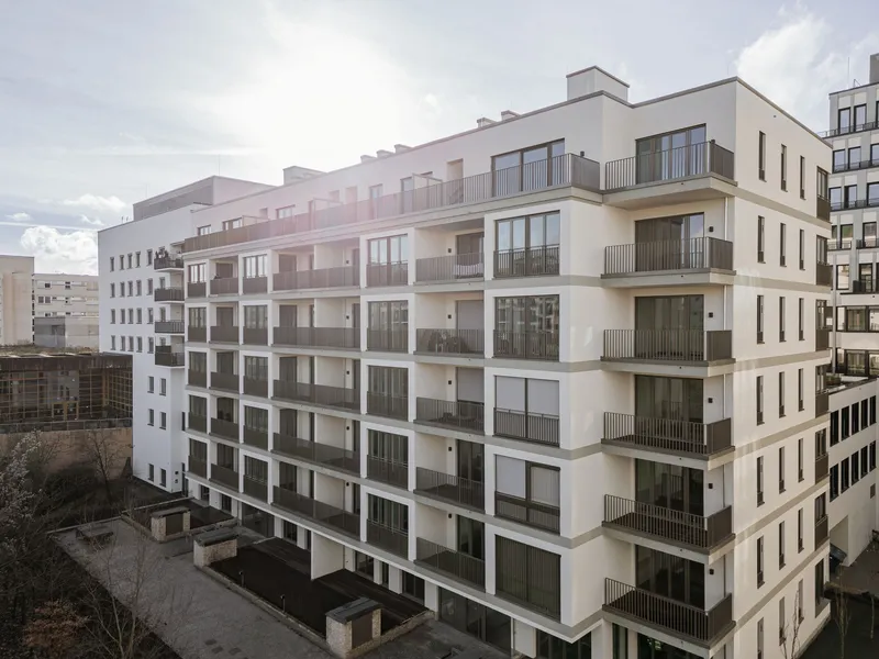 Großzügige 4-Zi. Whg. mit Balkon, hochwertiger EBK, Ankleide & Gäste-WC mit Dusche — photo 1